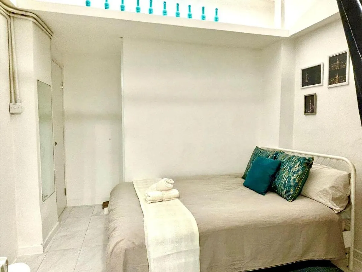 Apartment Cozy Bachelor In PmQ with Rooftop Hong Kong