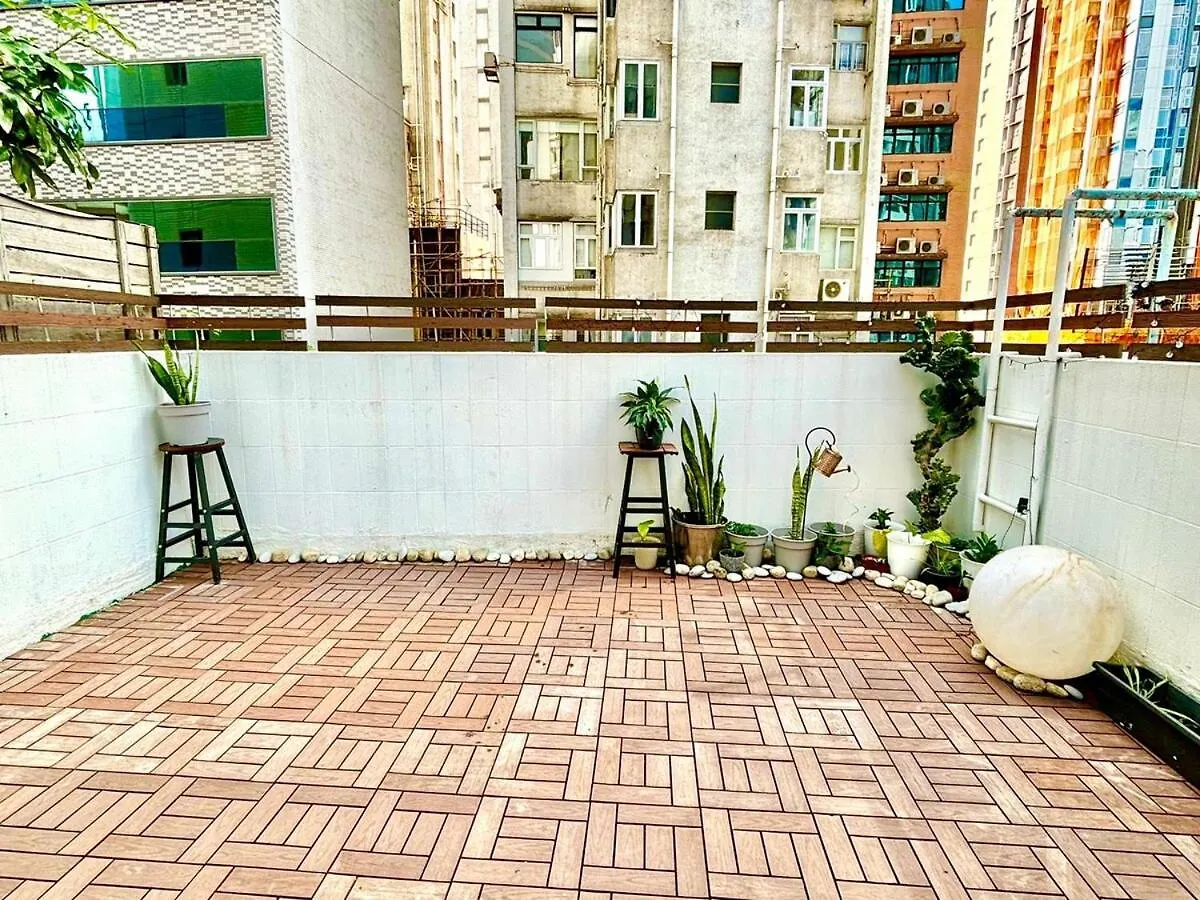 Cozy Bachelor In PmQ with Rooftop Hong Kong Apartment