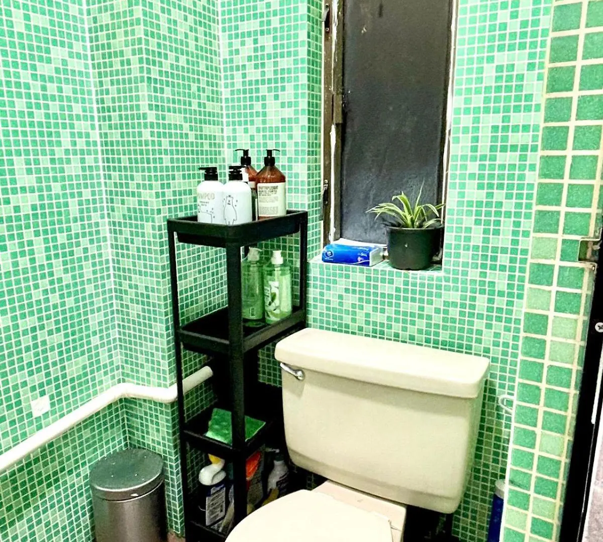 Cozy Bachelor In PmQ with Rooftop Hong Kong Apartment